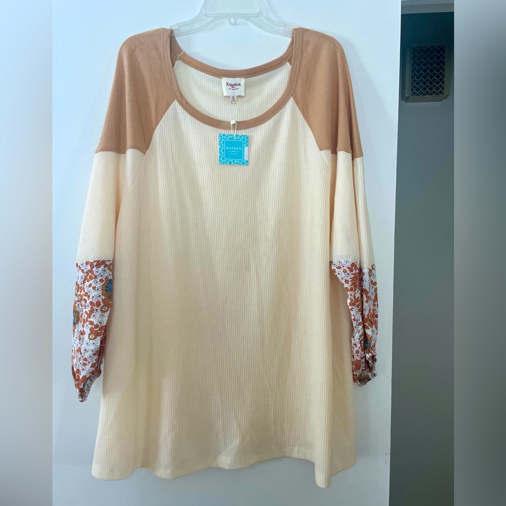 NWT Women’s Plus 2X Hayden Los Angeles Waffle Knit Top with Floral Sleeves